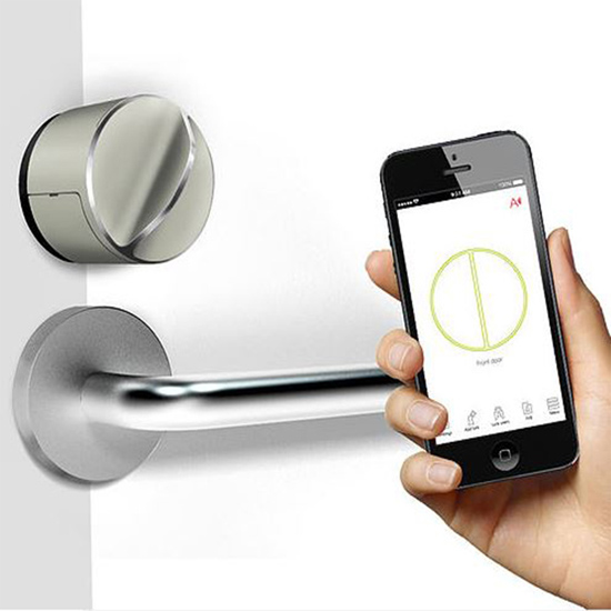 Danalock V3 BTZB Bluetooth/ZigBee е моторизиран заключващ модул, който лесно може да се монтира от вътрешната страна на вратата и се управлява удобно със смартфон.Съвместим е, с която и да е врата с механичен Евро профилен цилиндър.